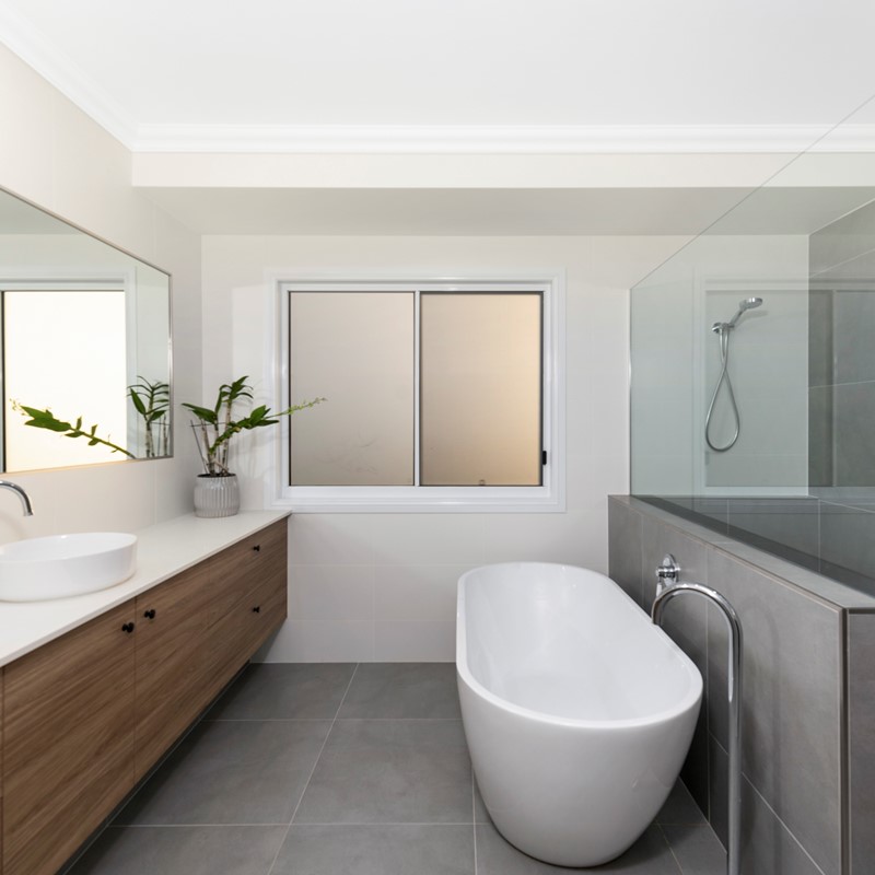 Luxury shower with free-standing bath