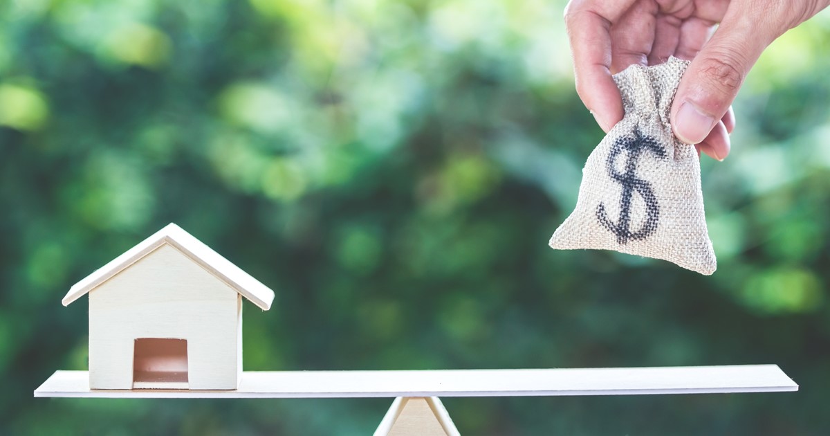 House balances when money bag is taken away