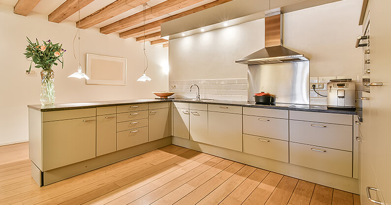 U Shaped Kitchen in Light Colours