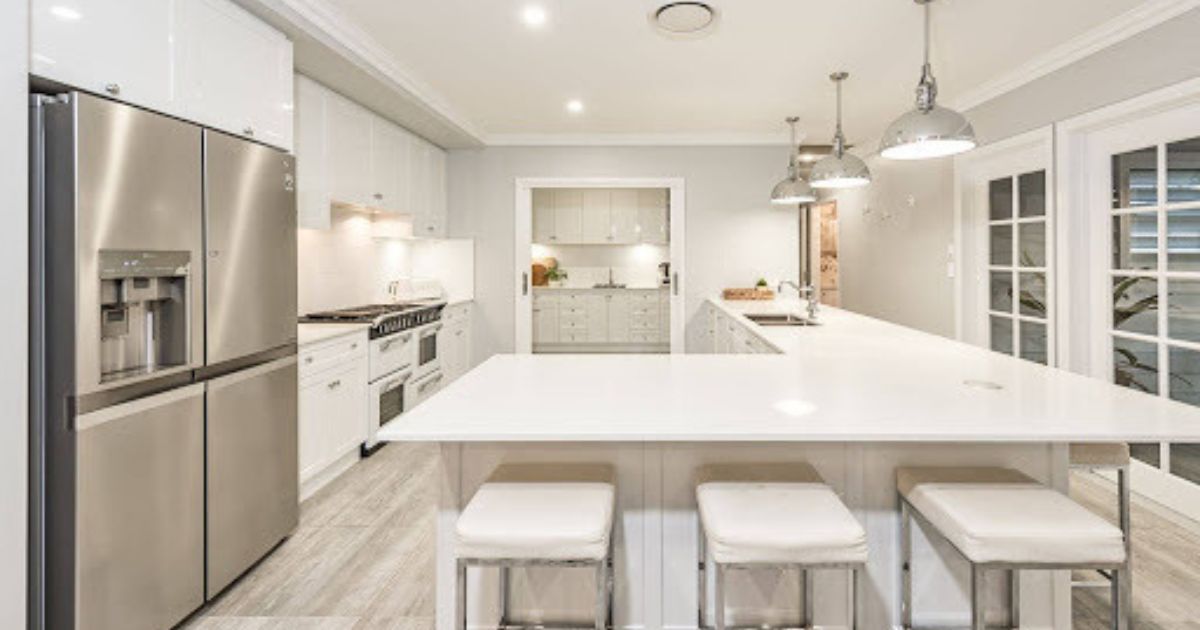 Kitchen peninsula with seating